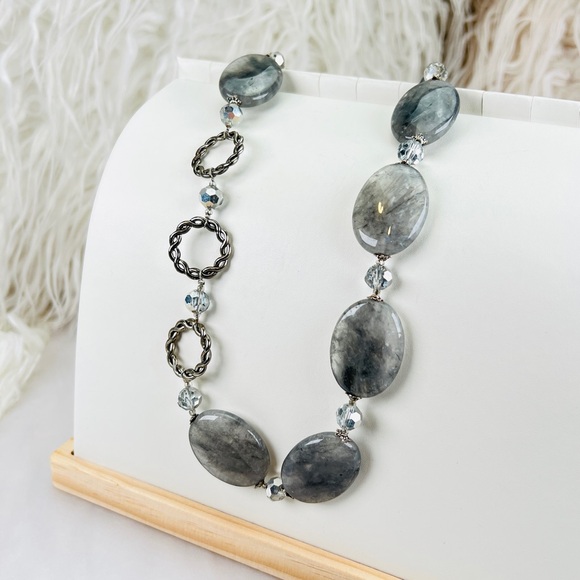 Beautiful Silvertone and gray stones costume necklace - Picture 8 of 11